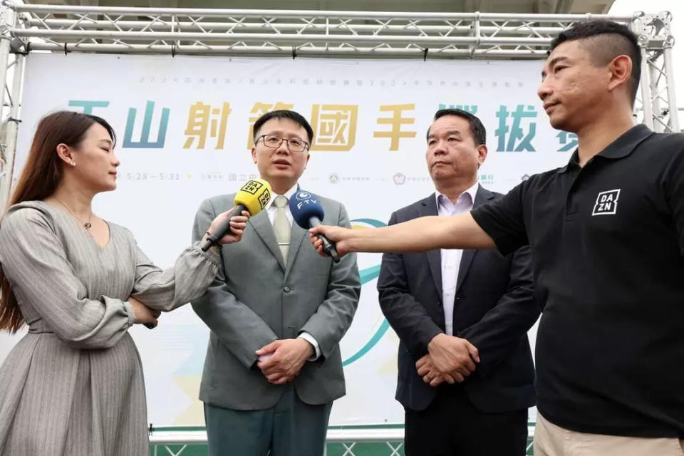 玉山銀行行銷長林俊佑(左2)接受電視台訪問。射箭協會提供