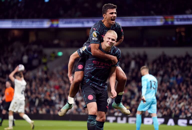 Erling Haaland celebra su segundo gol junto a Rodri; el delantero llegó a 27 goles en la temporada de la Premier