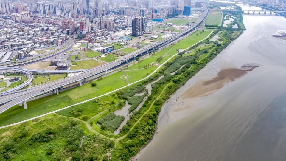 新北市高灘地的人工濕地群為淡水河流域國家重要濕地的一部分，高灘處積極經營管理維持友善鳥類生態環境。   圖：新北市高灘處提供