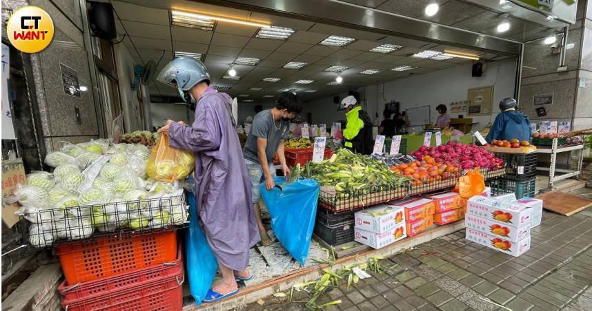 颱風來襲，民眾上菜市場搶買生鮮蔬果。（圖／李宗明攝）