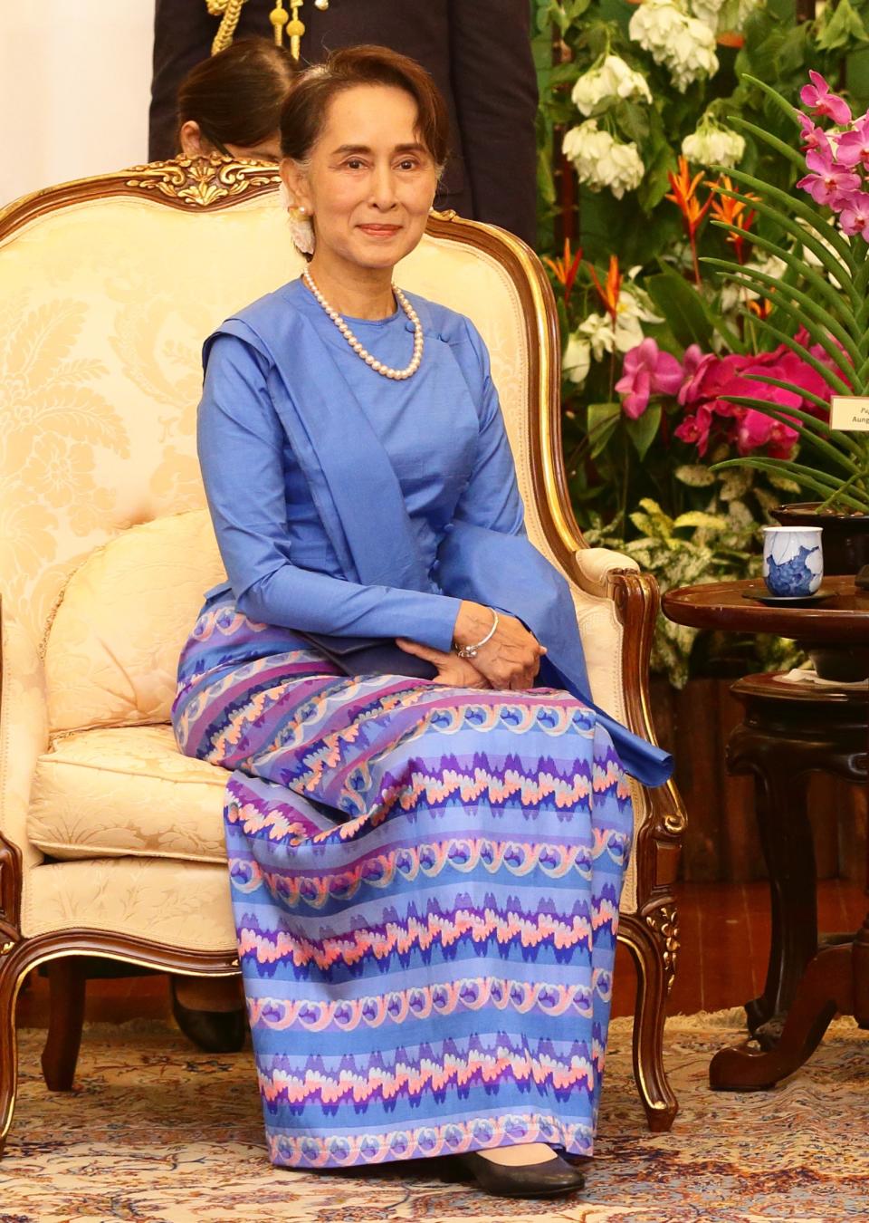 <p>Die birmanische Politikerin Aung San Suu Kyi setzte sich seit den späten 1980er Jahren für eine gewaltlose Demokratisierung ihres Heimatlandes ein und auch ihr Kleidungsstil zeigt auf traditionelle Art und Weise eine Modernisierung: Die Schnitte und Textilien ihrer Kostüme und Kleider entsprechen der birmanischen Kultur, doch Farben und Accessoires werden von Aung San Suu Kyi immer wieder bewusst modern kombiniert. Typisch für die Politikerin ist ihre stets gleiche Frisur – ein halbhoher Zopf in einer Haarspange. (Bild: Suhaimi Abdullah/Getty Images) </p>