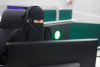 <p>Eine saudische Frau bei der Arbeit im ersten nur von Frauen betriebenen Call-Center in Mekka. (Bild: REUTERS/Suhaib Salem) </p>