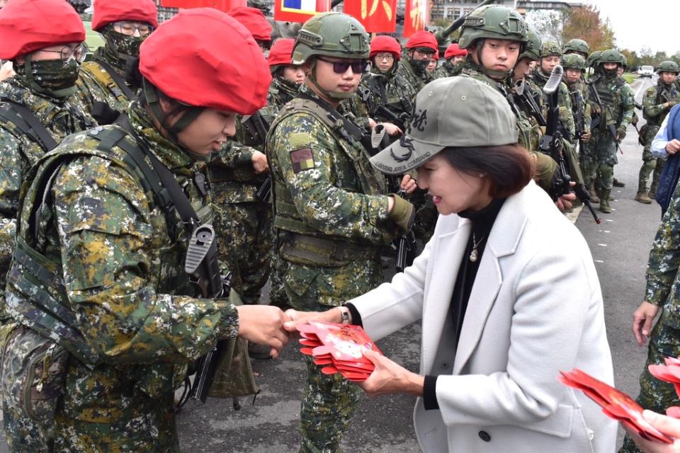 《圖說》宜蘭縣長林姿妙致贈春節加菜金。〈宜蘭軍服站提供〉