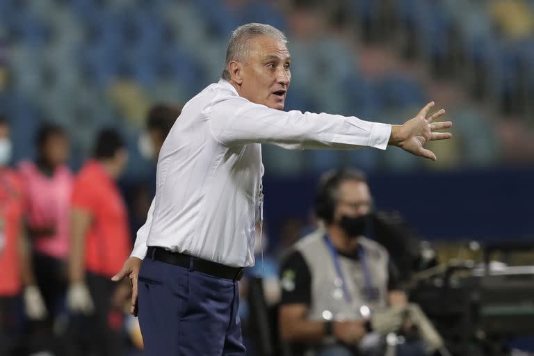 El técnico brasileño Tite da instrucciones a sus jugadores durante un partido de fútbol de la Copa América contra Ecuador en el estadio Olímpico de Goiania, Brasil, el domingo 27 de junio de 2021.