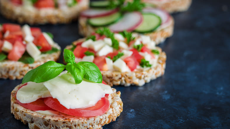 Rice cakes with tomato and cheese