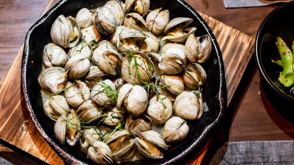 clams steamed in sake