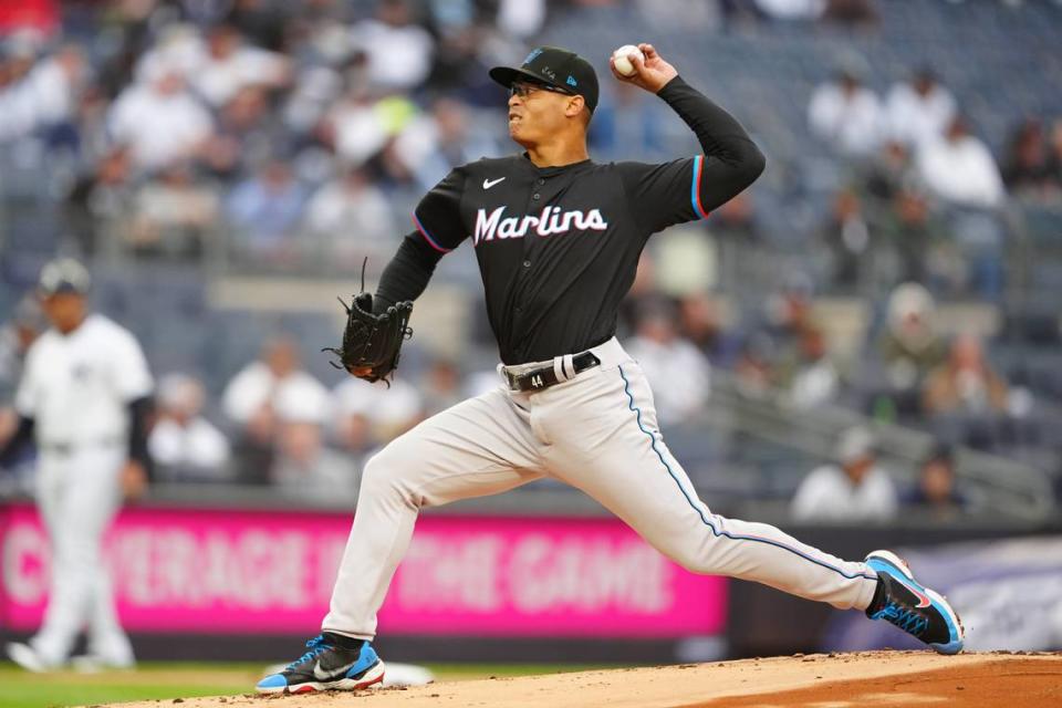 El abridor de los Marlins de Miami Jesús Luzardo permitió siete carreras en cuatro y dos tercios de innings ante los Yankees, en el partido celebrado el 8 de abril de 2024 en Nueva York.