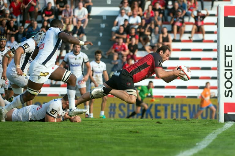 Toulon's flanker Mamuka Gorgodze (R) dives after evading a tackle from Clermont's hooker Benjamin Kayser (L) and scores the winning try on September 25, 2016