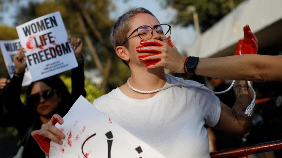 Mujer en mitin de protesta pro iraní en Ciudad de México (19/12/22)