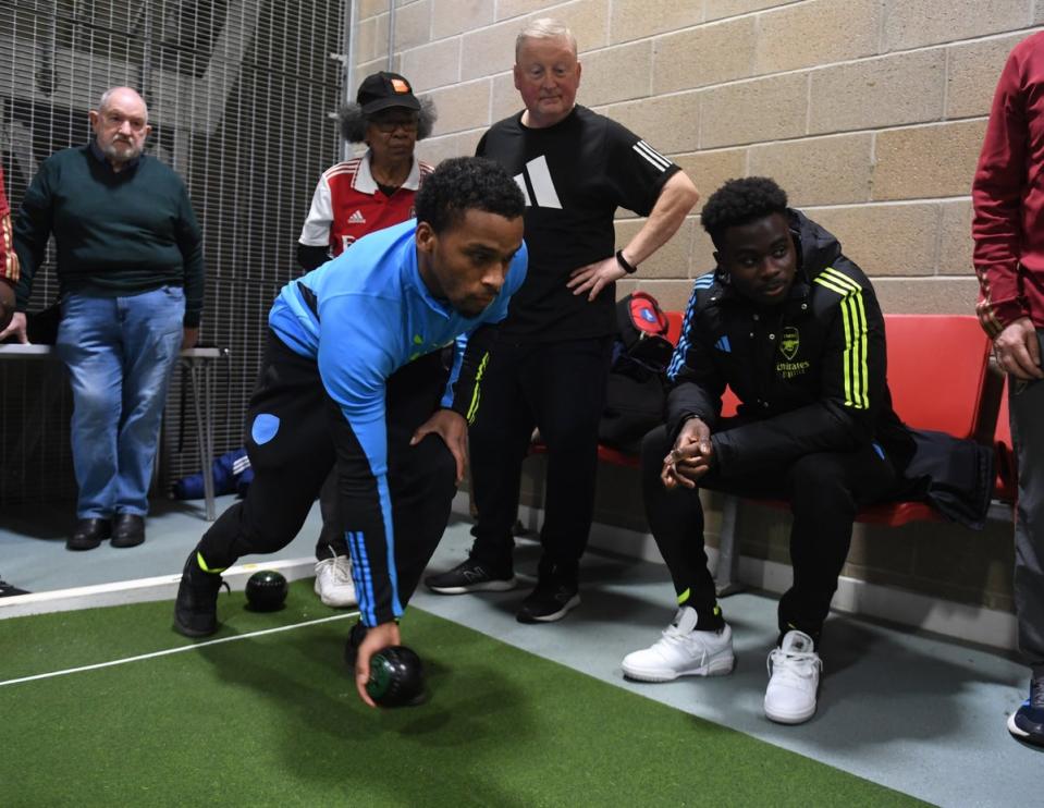 Jurrien Timber with the Arsenal Bowls Programme (Arsenal FC)