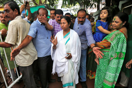 Mamata Banerjee (C) , chief minister of the eastern Indian state of West Bengal and chief of Trinamool Congress (TMC), waves towards her supporters outside her residence after the initial poll results of the West Bengal Assembly elections, in Kolkata, India May 19, 2016. REUTERS/ Rupak De Chowdhuri