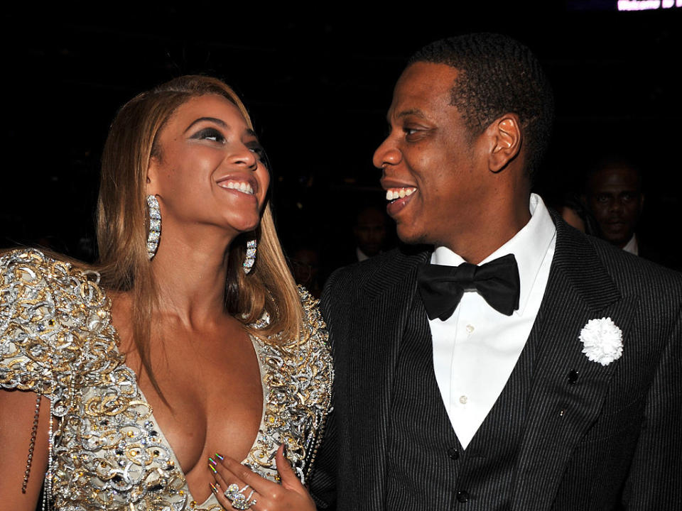 En 2019, Jay-Z et Beyoncé deviennent le "premier couple milliardaire de la musique" avec une fortune commune estimée à 1,26 milliard de dollars (environ 1,06 milliard d’euros, ndlr) ! Une somme colossale qui ne s’explique pas seulement par leurs succès musicaux. Même si leur tournée On the Run II Tour leur a rapporté 253,5 millions de dollars (près de 214 millions d’euros), les Carter doivent également leur compte en banque bien fourni à d’autres investissements. Non contents d’être des artistes accomplis, ils sont également des entrepreneurs avisés. Entre le lancement d’un fonds de capital-risque, le label Roc Nation que Jay-Z a fondé, d’importantes parts dans l'équipe de basket des Brooklyn Nets et dans des sociétés de production de Champagne et de cognac, les ventes du parfum Heat, et de vêtements Ivy Park qui appartiennent à Beyoncé ou encore les nombreux contrats publicitaires qui les lient à de grandes marques, l’avenir du couple et de sa famille s’écrit en lettres d’or… pour très longtemps ! ©<em>Getty Images</em>