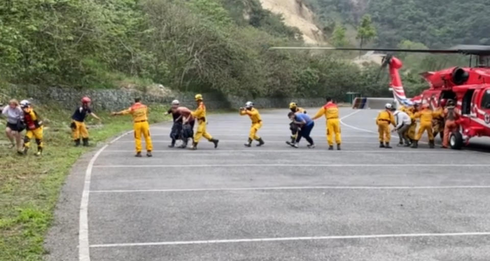 消防署表示，太魯閣天祥地區受困人員，先以物資就地安置為主，如有包括急症等狀況，將派遣黑鷹直升機後送。   圖：消防署提供