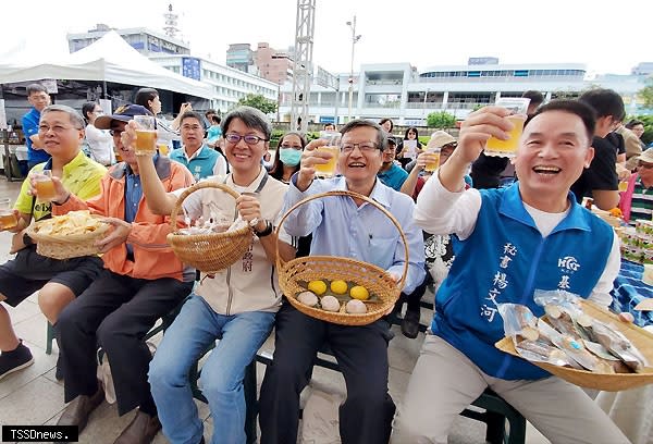 市府產發處黃駿逸處長、桃園農改場施錫彬研究員及在地民地、各界貴賓，共同出席農漁嘉年華派對。（記者王世明攝）