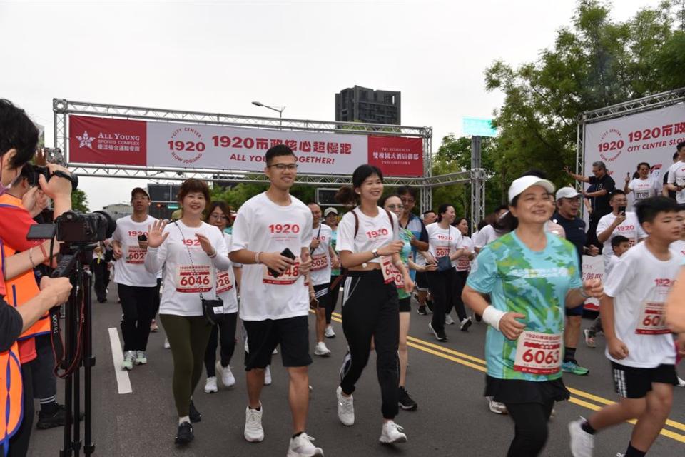 全台首創的大型超慢跑活動「1920市政核心超慢跑」今日開跑，吸引逾2,000位跑者參與！圖／曾麗芳