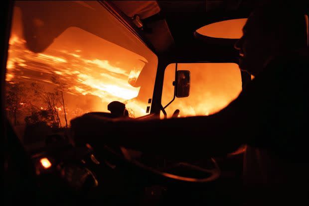 À bord d’un camion qui arrose la lisière d’un feu tactique pour l’empêcher de déborder. À Balizac.