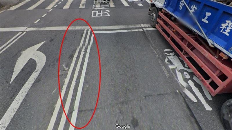 如果還沒開到「左轉專用車道」畫雙白線的部分，還是可以切換到直行車道。（圖／翻攝自google）