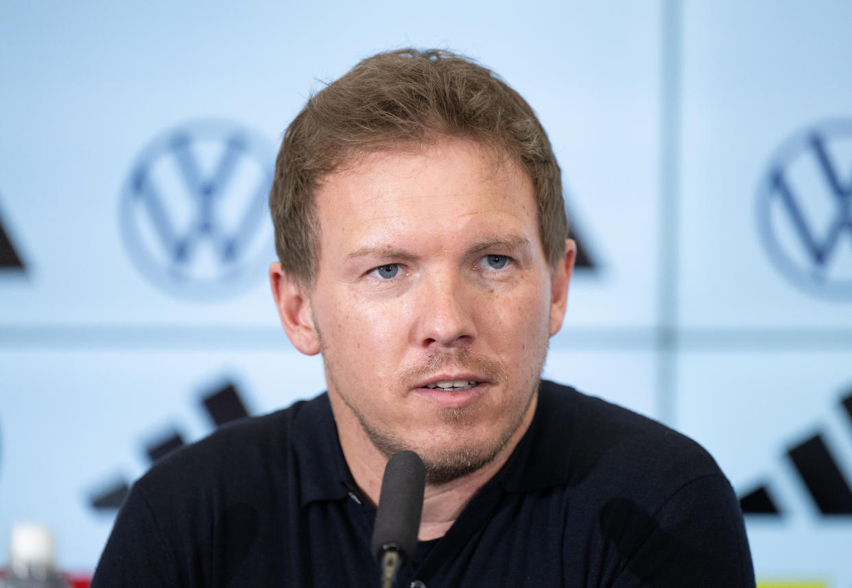 Bundestrainer Julian Nagelsmann stellt auf einer Pressekonferenz den Kader für die Testländerspiele Ende März vor. (Bild: Boris Roessler/dpa)