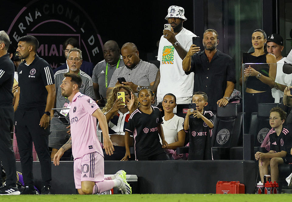 FORT LAUDERDALE, FLORIDA - JULY 21:   Lionel Messi #10 of Inter Miami CF prepares to enter as WTA player Serena Williams and NBA player LeBron James of the Los Angeles Lakers take photos as celebrity Kim Kardashian looks on prior to Messi entering the match during the Leagues Cup 2023 match between Cruz Azul and Inter Miami CF  at DRV PNK Stadium on July 21, 2023 in Fort Lauderdale, Florida. (Photo by Mike Ehrmann/Getty Images)