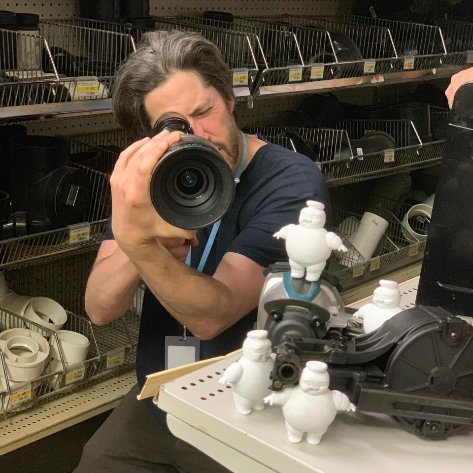 Jason Reitman using camera viewfinder for mini-puffs scene