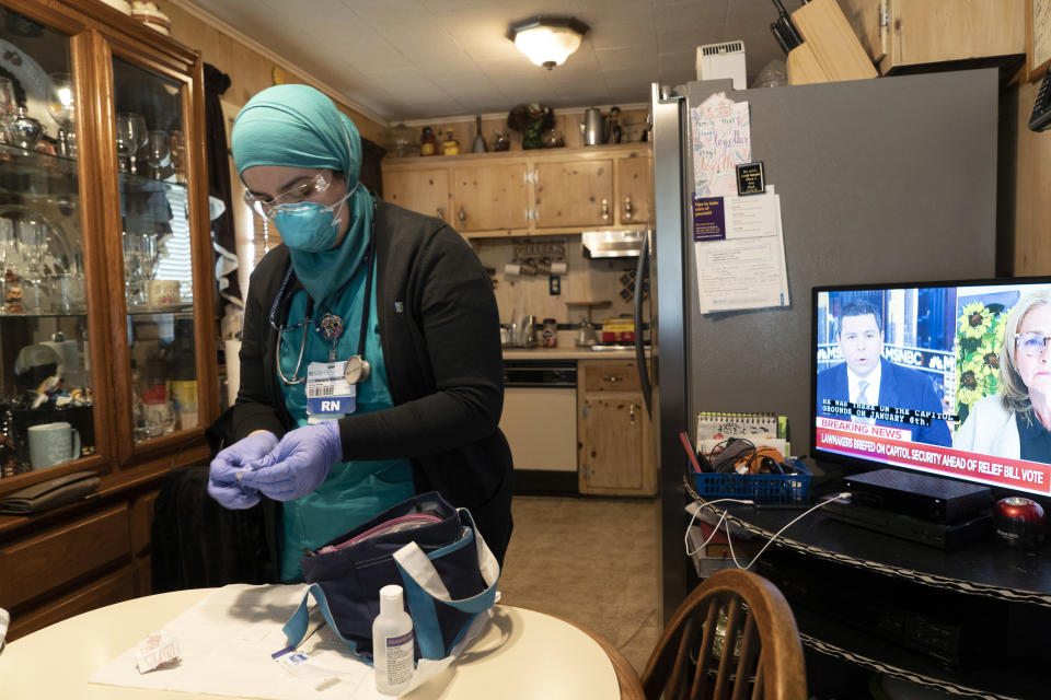 Hanane Saoui, enfermera de cuidados paliativos a domicilio, visita a Diane Wilcox en su casa de Queens, el 9 de marzo de 2021. (James Estrin/The New York Times)