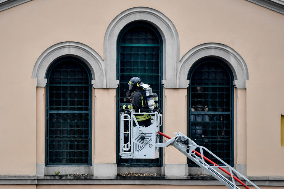 La sospensione dei colloqui ha fatto scattare la rivolta il 27 carceri. Sei finora le vittime, di cui tre a Modena. Gravi disordini a San Vittore, ma anche a Rebibbia, a Roma. Tentativi di evasione sono stati bloccati nel carcere di Foggia e in quello palermitano dell'Ucciardone. (Foto Claudio Furlan-LaPresse)