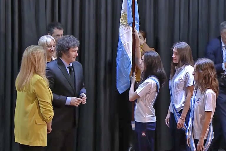 Javier Milei compartió escenario con las abanderadas de quinto año del Insittuto Cardenal Copello, dos de las cuales se desmayaron durante el acto