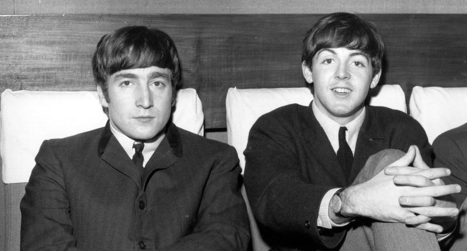 <em>Imagen tomada en noviembre de 1963: dos de los miembros de Los Beatles, John Lennon (1940-1980), cantante y guitarrista,, junto a Paul McCartney, cantante y bajista. Foto: Fox Photos/Getty Images.</em>