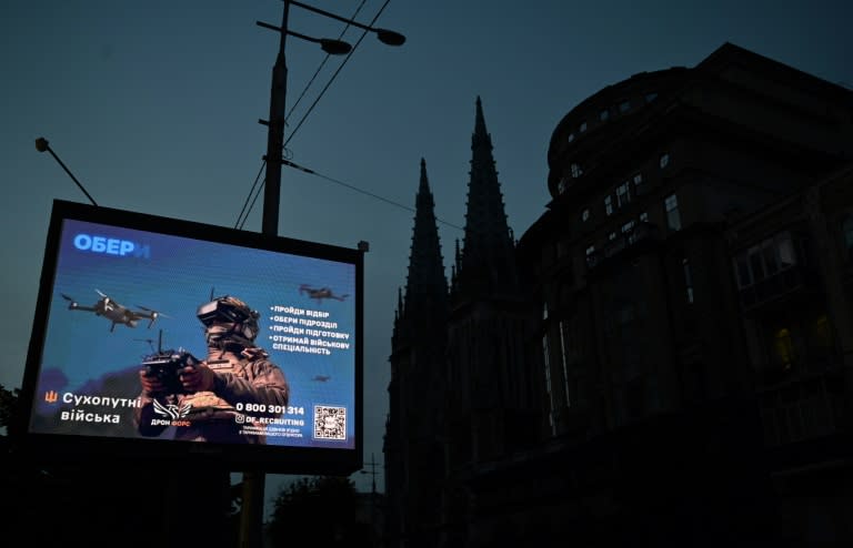 Un cartel de reclutamiento de las Fuerzas Militares de Ucrania, fotografiado en el centro de Kiev el 22 de junio de 2024, durante un corte parcial de electricidad (Sergei Supinsky)