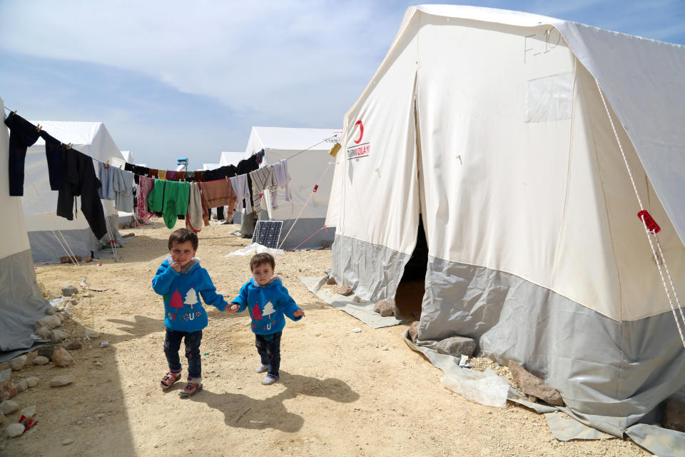 <p>Überlebende Kinder des vermeintlichen Giftgasangriffs in Syrien stehen vor einem Notzelt für Vertriebene im nördlichen Aleppo. (Bild: REUTERS/Mahmoud Hassano) </p>