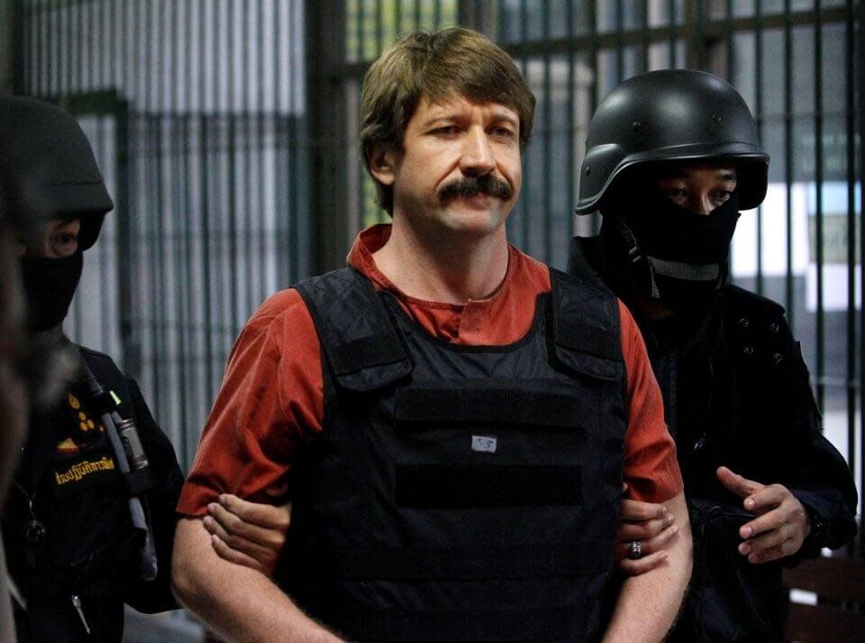 2010年俄羅斯軍火商布特（中） 在泰國曼谷刑事法庭聽證會後，由特別警察部隊成員護送。（路透社）
