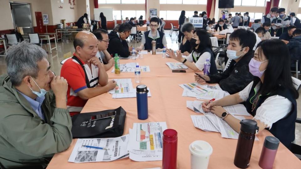 《圖說》各家企業與桌邊服務人員均熱絡交流討論。〈台北市區處提供〉