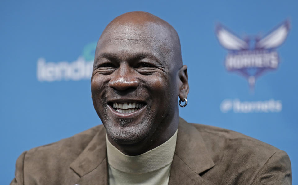 El dueño de los Hornets de Charlotte, Michael Jordan, habla durante una conferencia de prensa en Charlotte, Carolina del Norte, el martes 12 de febrero de 2019. (AP Foto/Chuck Burton)