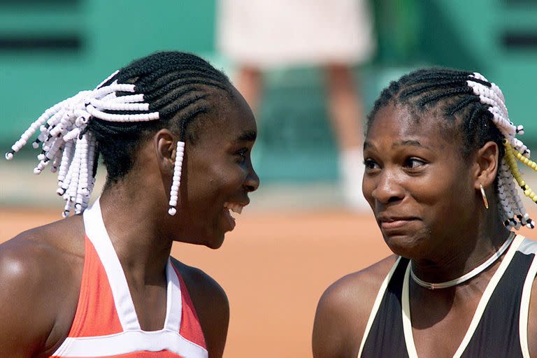 Venus Williams y su hermana Serena Williams durante su partido de tenis de dobles contra Els Callens de Bélgica y Rita Grande de Italia en el Abierto de Francia en el estadio Roland Garros de París, el miércoles 2 de junio de 1999.