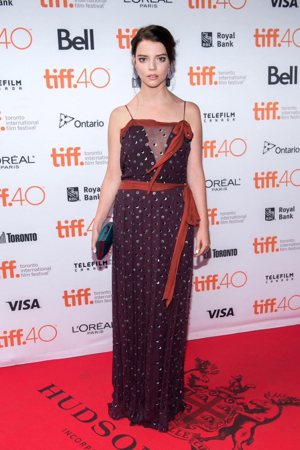 Anya Taylor-Joy 身穿 Prada 禮服參加2015年多倫多國際影展。