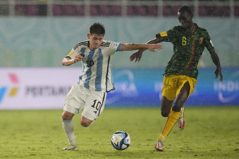 Claudio Echeverri, estrella del torneo Sudamericano y el Mundial Sub 17, y una convocatoria fortuita para el Preolímpico: la lesión de Pedro De la Vega le abrió la puerta y el futbolista dejó la pretemporada con River para sumar el plantel argentino