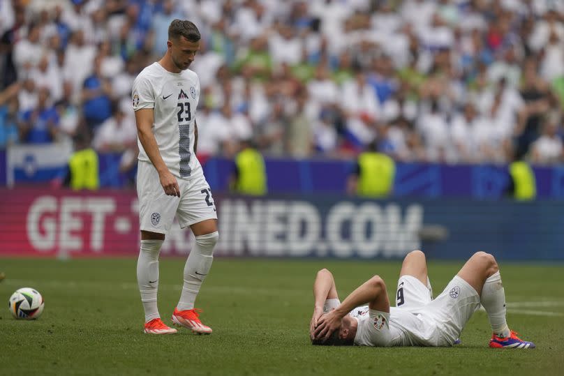 Les joueurs slovènes réagissent après la fin du match du groupe C entre la Slovénie et la Serbie lors de l'Euro 2024 de football à Munich, Allemagne, jeudi 20 juin 2024