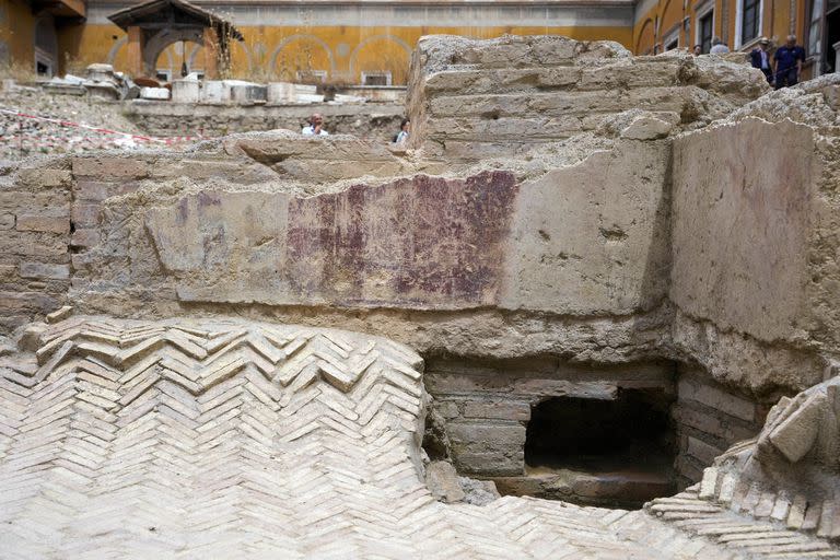 Un fresco se ve en una pared en el sitio de excavación del antiguo teatro del emperador romano Nerón, siglo I d.C., durante una vista previa de prensa, en Roma, el miércoles 26 de julio de 2023