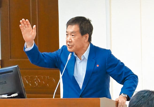 東洋董事長林全日前說，他懷疑股價波動與外部人士有關，國民黨立委費鴻泰（見圖）直言，「林全應該比所有人都清楚外部人士是誰」，呼籲衛福部啟動政風調查自清。（本報資料照片）