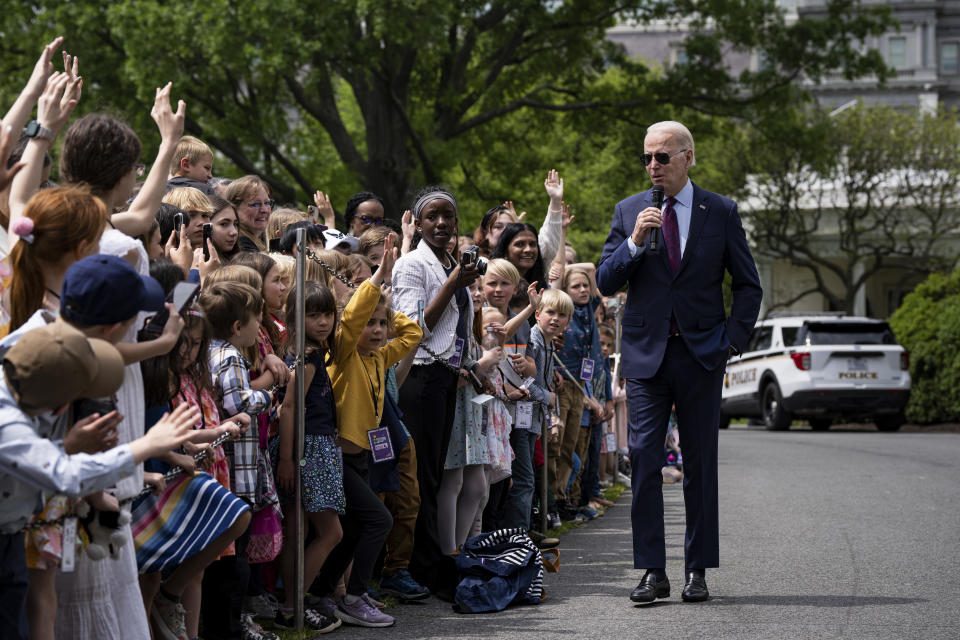 El presidente Joe Biden habla con una multitud en el jardín sur de la Casa Blanca durante el Día de Llevar a Nuestras Hijas e Hijos al Trabajo en Washington, el 27 de abril de 2023. (Haiyun Jiang/The New York Times).