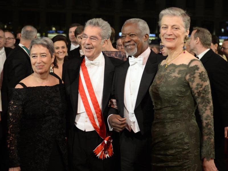 Der österreichische Bundespräsident Heinz Fischer mit Frau Margit und seinem Gast Kofi Annan samt Frau Nane Lagergren. Foto: Herbert Neubauer