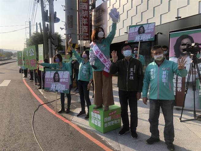 台中市第二選區立委補選候選人林靜儀站上街頭強催不同意票，市議員王立任、李天生等陪同。（王文吉攝）