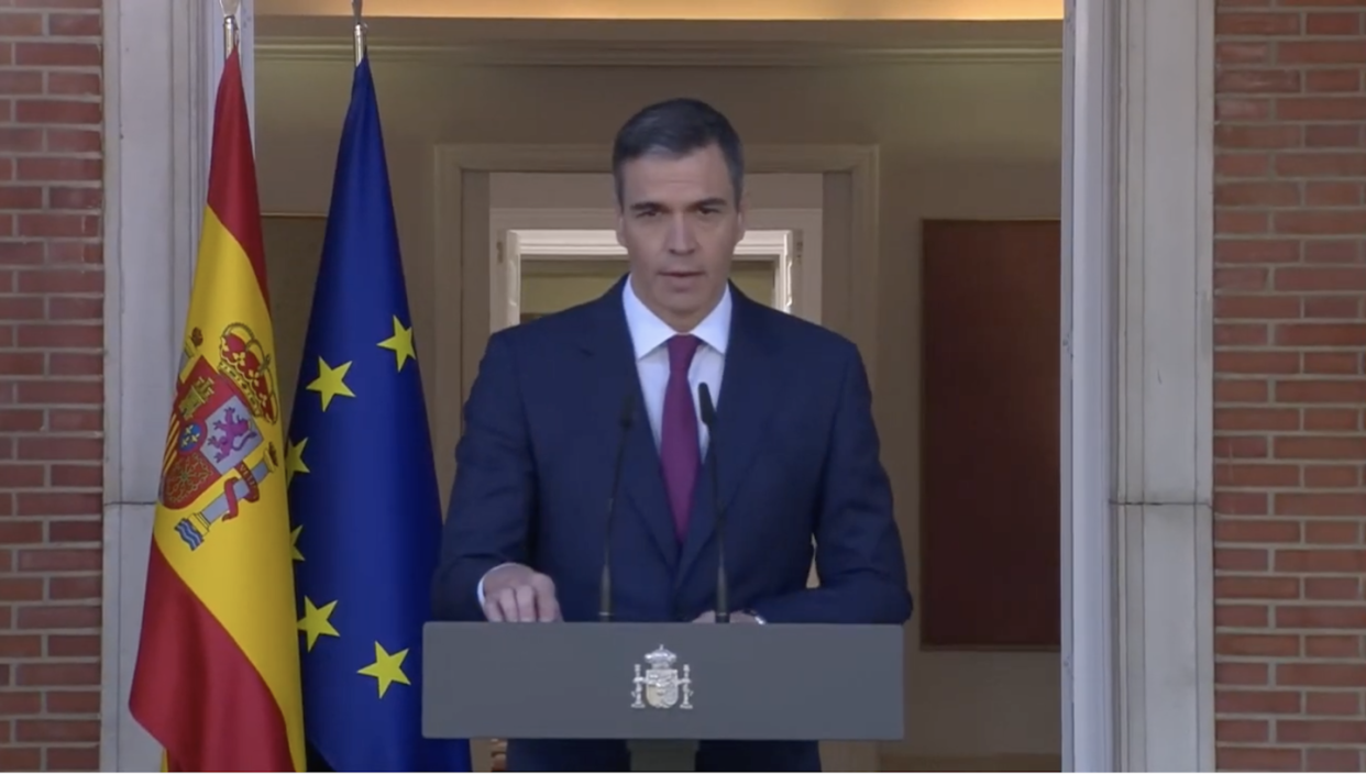 Pedro Sánchez en La Moncloa al inicio de su discurso el 29 de abril de 2024. <a href="https://www.youtube.com/watch?v=Qmc_ECzC3Ts" rel="nofollow noopener" target="_blank" data-ylk="slk:La Moncloa;elm:context_link;itc:0;sec:content-canvas" class="link ">La Moncloa</a>