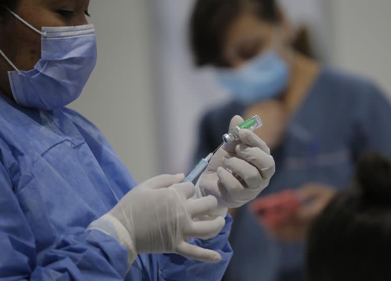 Según la cartera sanitaria nacional, hay 10 millones de personas mayores de 50 años que no se aplicaron un refuerzo de la vacuna contra el coronavirus en los últimos seis meses