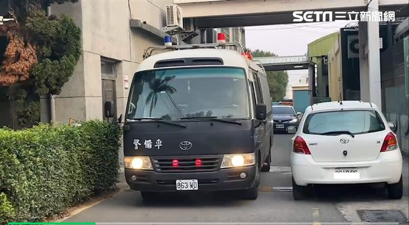 雲林地院裁定收押，沈宗隆搭上囚車前往看守所。（圖／翻攝畫面）