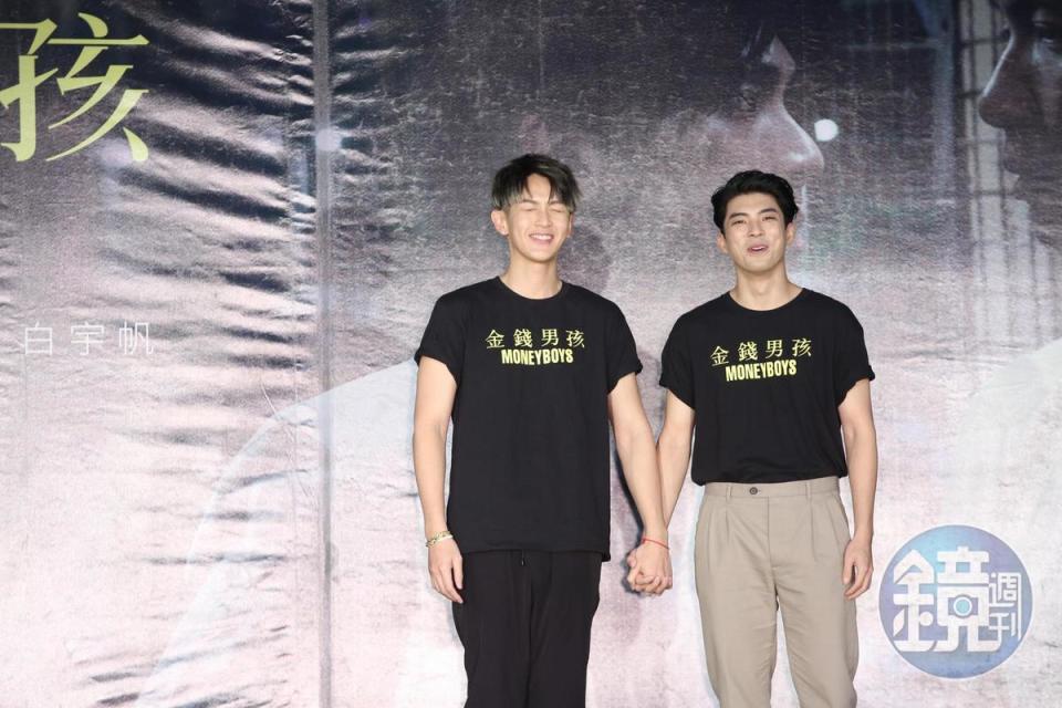 林哲熹（右）與柯震東（左）在上映中的《金錢男孩》，上演虐心的同志情欲戲碼。