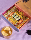 <p> Chez Côté sushi, la cuisine nikkei prend des accents californiens dans une nouvelle box estivale. Parmi les délices à découvrir : Samba Surfin’USA (crabe, concombre,avocat, mayonnaise au wasabi et masago), Samba Rock Star (tartare de saumon, filaments de piment rouge, concombre, carotte, radis japonais et chou rouge marinés), et Samba Sunset (mangue, crevette en tempura, avocat, graines de chia et de grenade, mayonnaise épicée et piment jalapeño). Autre mets crousti-fondant à goûter : le sushi frit garni de saumon, concombre, fromage frais, avocat ou mangue. Le tout relevé de mayonnaise relevée et sauce teriyaki. Un véritable voyage !<br> <br> <b>California Box</b>, Côté Sushi<br> 42 pièces, 52€<br> <br> <a href="https://cotesushi.com/" rel="nofollow noopener" target="_blank" data-ylk="slk:https://cotesushi.com/;elm:context_link;itc:0;sec:content-canvas" class="link ">https://cotesushi.com/</a></p><br>