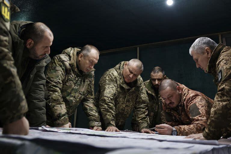 El jefe del Ejército ucraniano, Oleksander Sirski, y el ministro de Defensa, Rustem Umerov, junto a otros mandos militares, en una zona no revelada del frente de batalla en el este de Ucrania. (Handout / Armed Forces of Ukraine / AFP) 