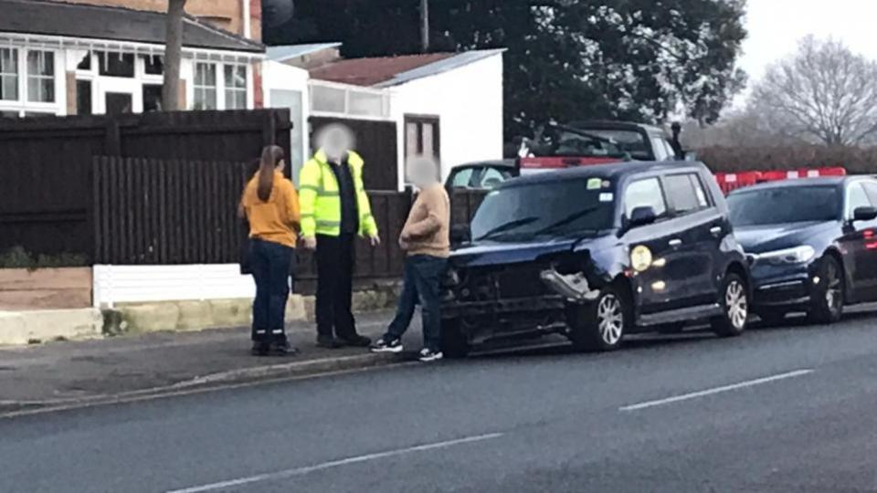 Isle of Wight County Press: El vehículo chocó con barandas en la esquina de Victoria Grove