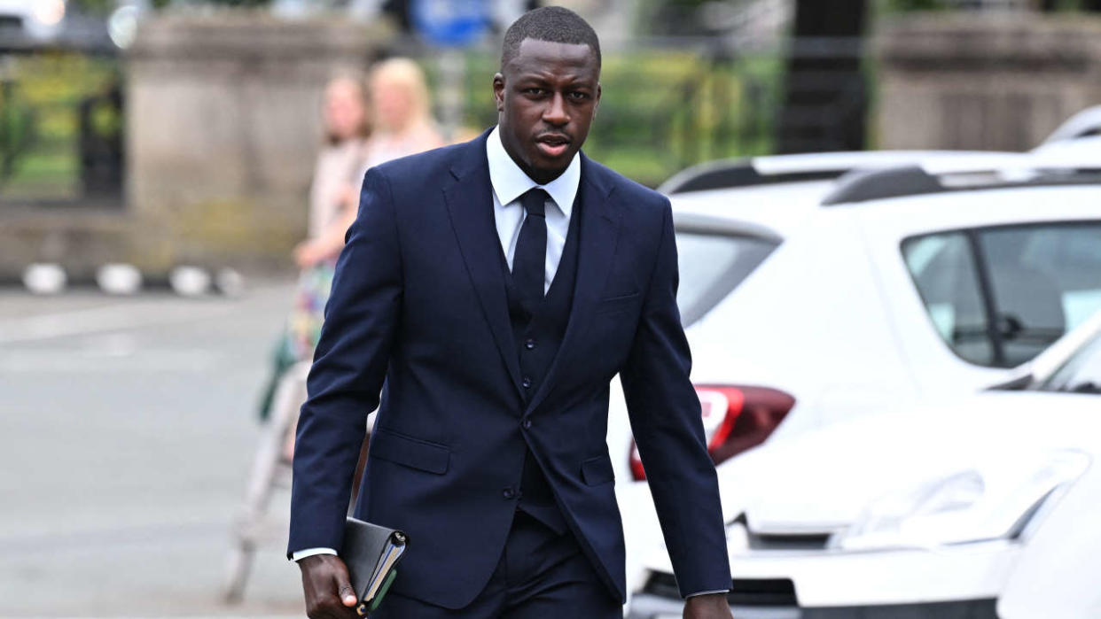 Le footballeur de Manchester City  Benjamin Mendy lors de son arrivée à Chester Crown Court dans le nord-ouest de l’Angleterre le 15 août 2022 pour son procès pour le viol et l’agression présumés de sept femmes.